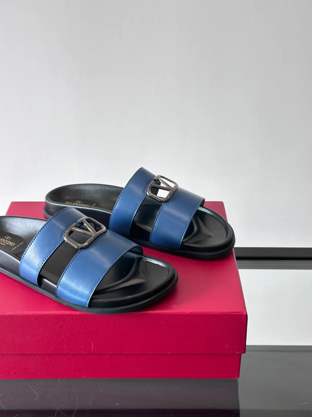 Men's shoes 💰p320 "VALENTINO" Valentino Men's 🧍‍♂️ Spring and summer new style metal rivet flat slippers, elegant sandals, the same style worn by celebrities, original molding, imported calfskin. Rubber outsole. Soft and durable, full set of counter packaging size: 39-44 (customized at 38.45.46)